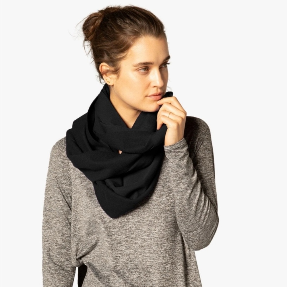 Beyond Yoga Infinity Hidden Pocket Scarf NWT